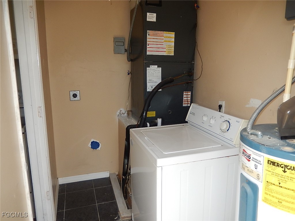 3309 2nd Street Southwest Lehigh Acres, FL 33976 - Photo 4 of 17 a utility room with dryer and washer