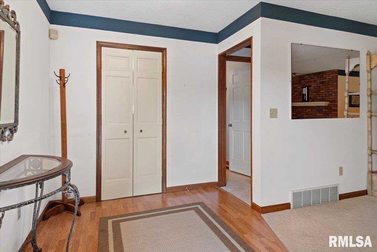 2104 Sunstone Court Springfield, IL 62704 - Photo 4 of 38 Gallery Image 4