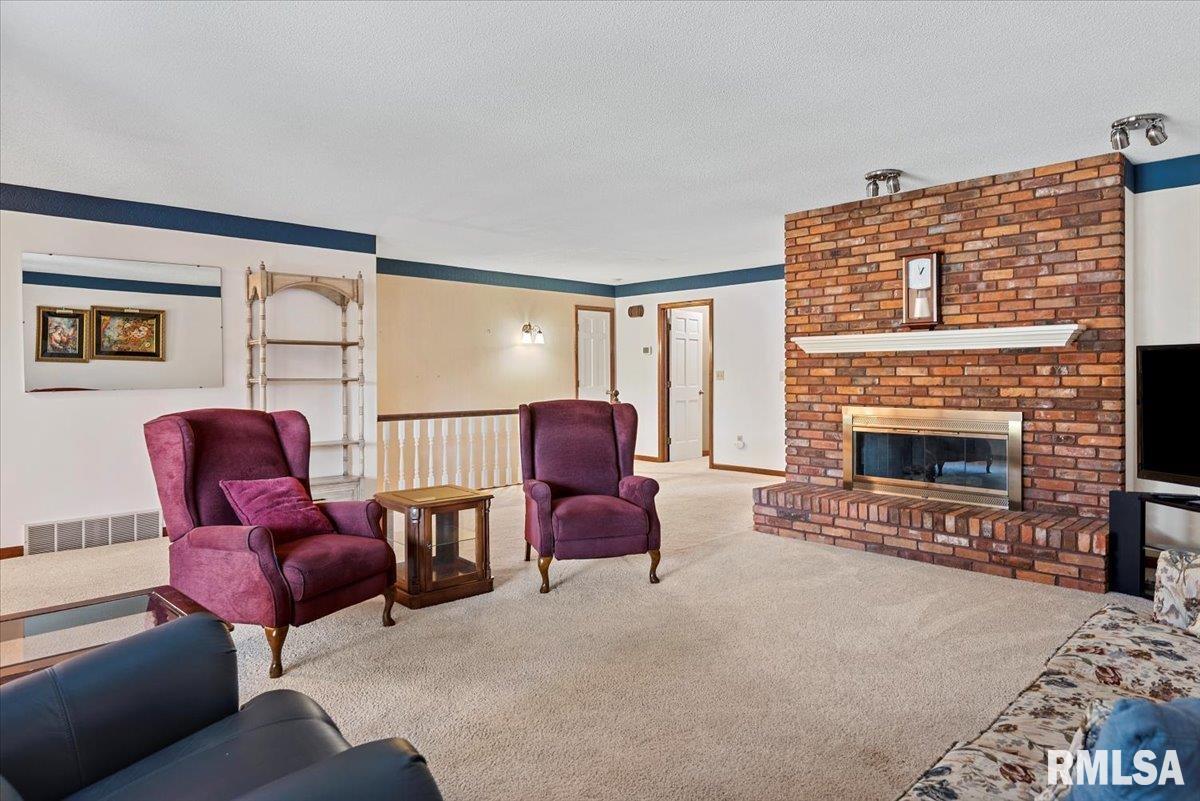 2104 Sunstone Court Springfield, IL 62704 - Photo 6 of 38 Gallery Image 6
