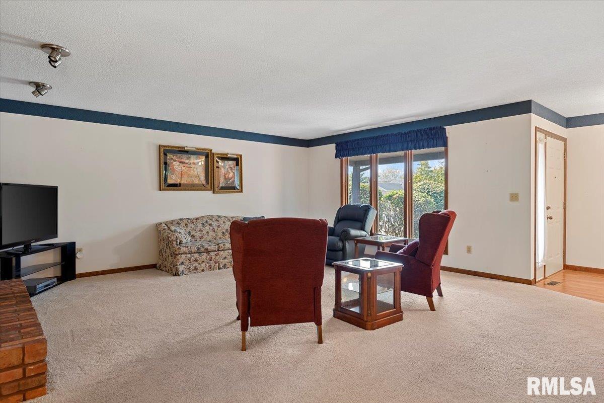 2104 Sunstone Court Springfield, IL 62704 - Photo 8 of 38 Gallery Image 8