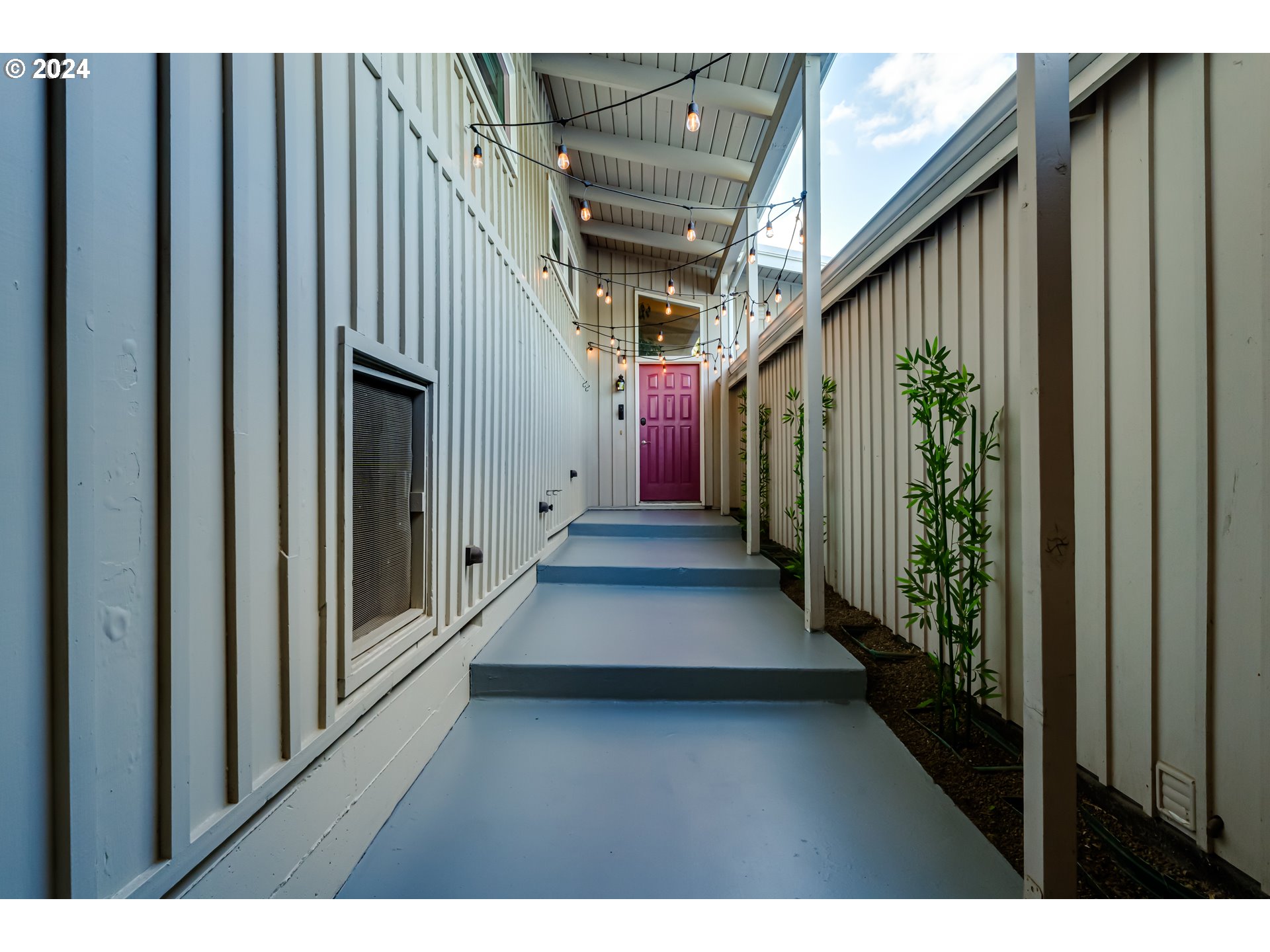 3085 Kincaid Street Eugene, OR 97405 - Photo 2 of 47 Property Entrance