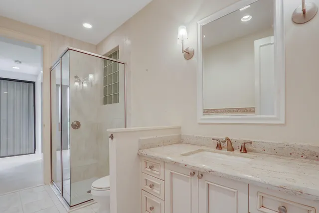 a view of livingroom with furniture