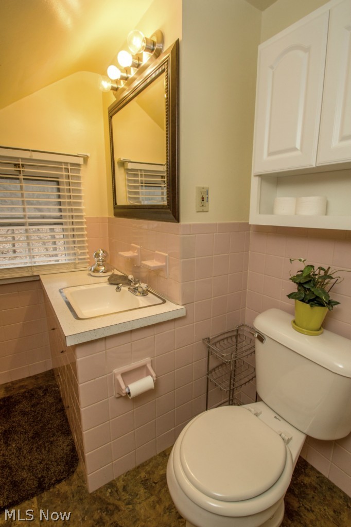 3570 Woodridge Road Cleveland Heights, OH 44121 - Photo 18 of 24 Third floor has a generously sized full bath.