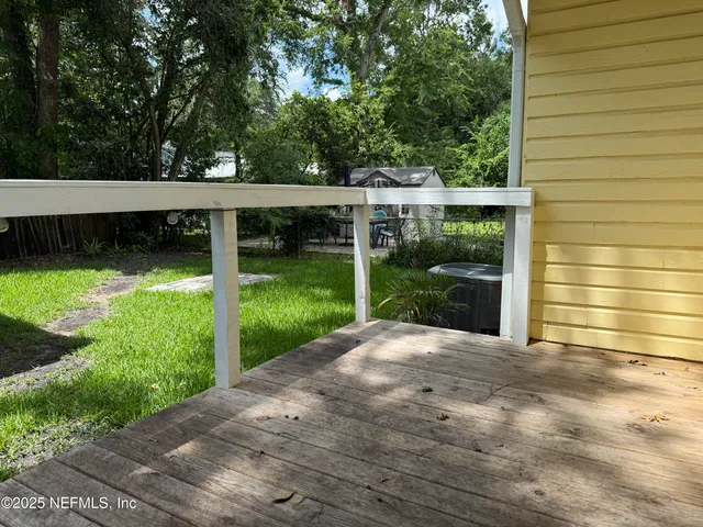 a view of a backyard