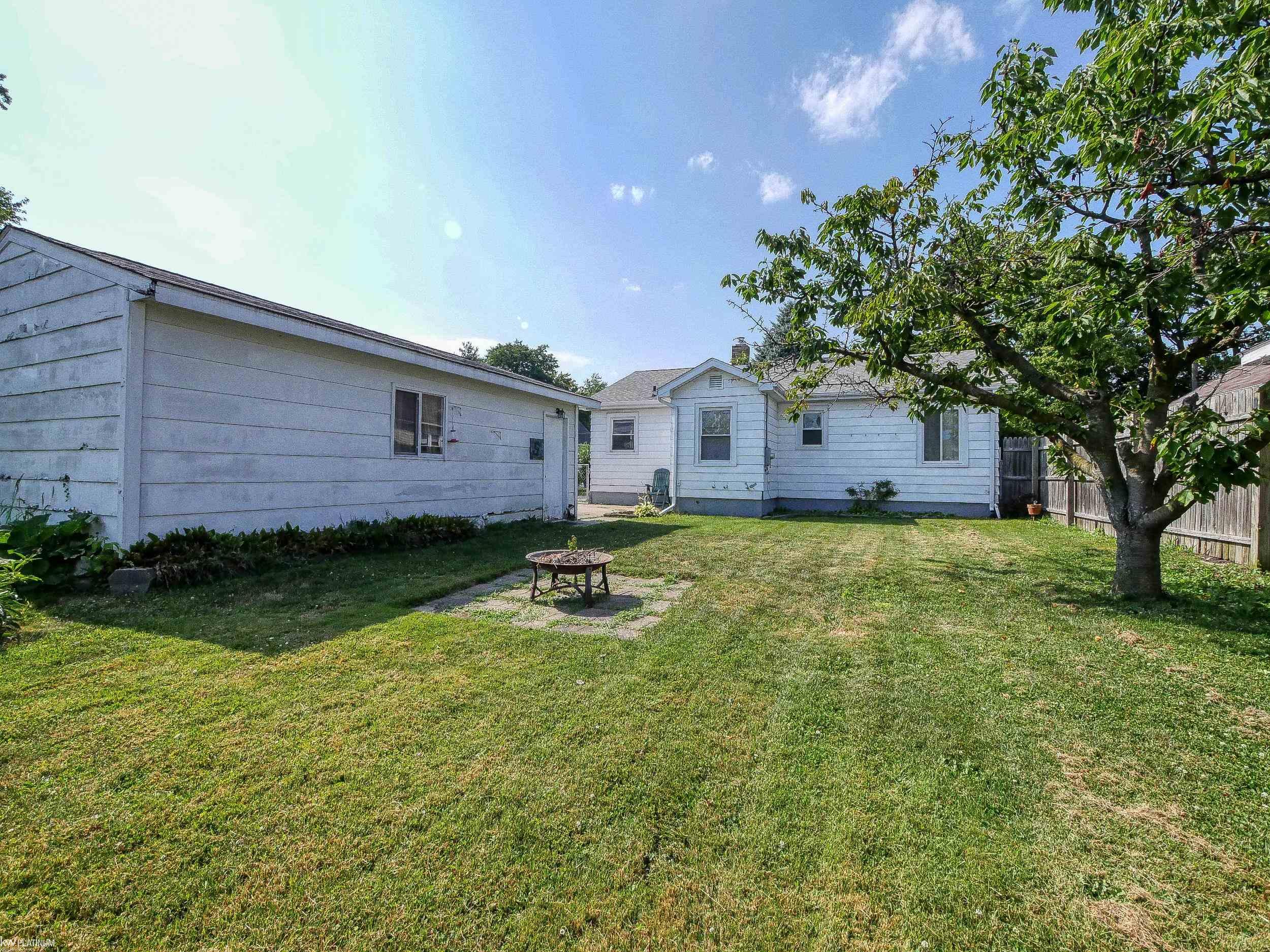 38 Rural Street Port Huron, MI 48060 - Photo 4 of 16 50184563-b21cd9cb-6e2a-4565-bf29-2bcc6897b096.JPG