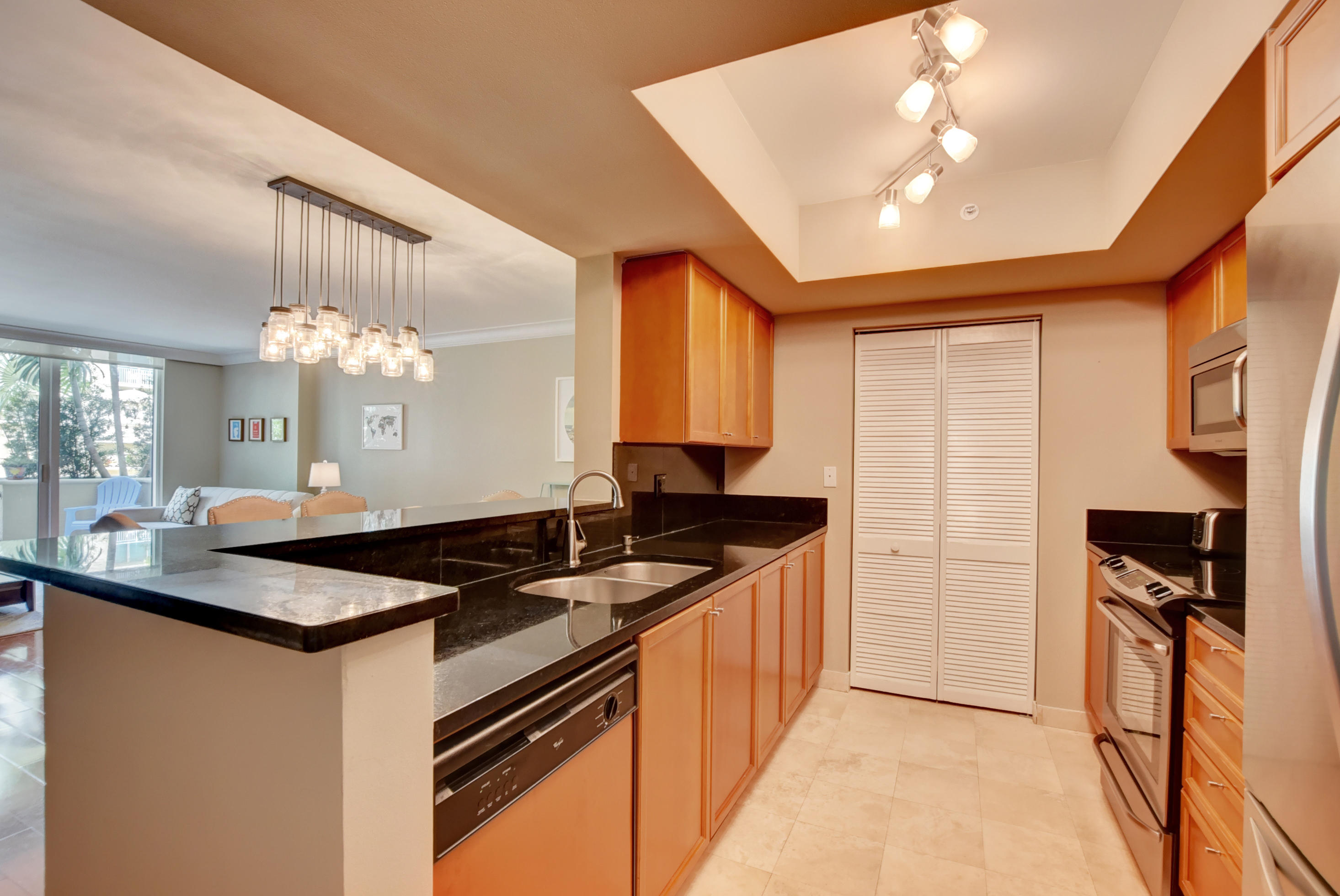 99 Southeast Mizner Boulevard, Unit 614 Boca Raton, FL 33432 - Photo 9 of 31 Kitchen