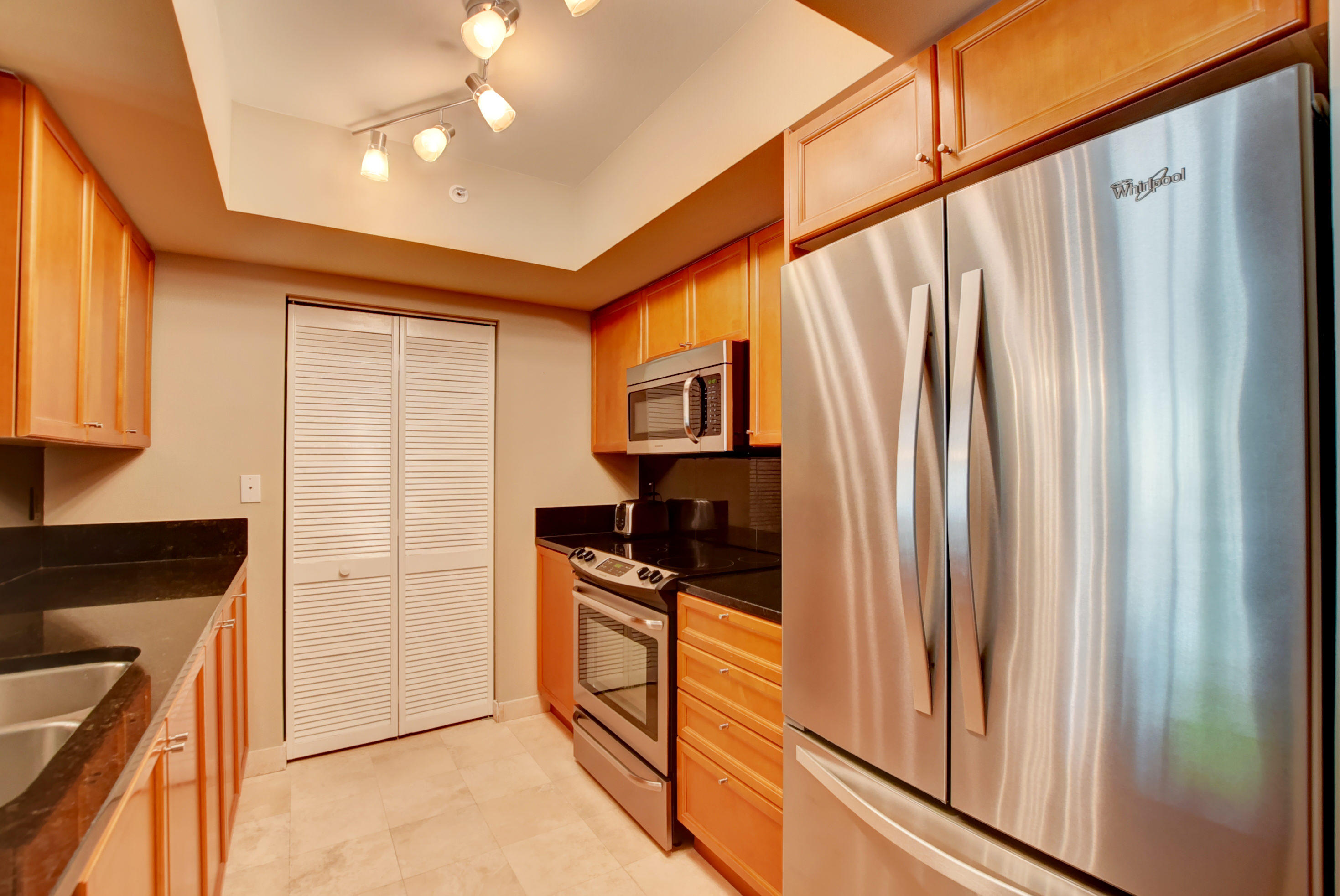 99 Southeast Mizner Boulevard, Unit 614 Boca Raton, FL 33432 - Photo 10 of 31 Kitchen