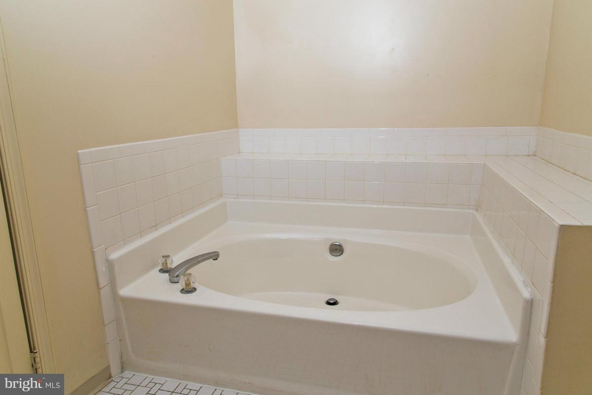 13725 Palm Road Woodbridge, VA 22193 - Photo 21 of 26 Bath (Master)