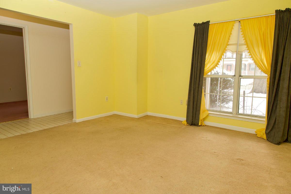 13725 Palm Road Woodbridge, VA 22193 - Photo 4 of 26 Living Room