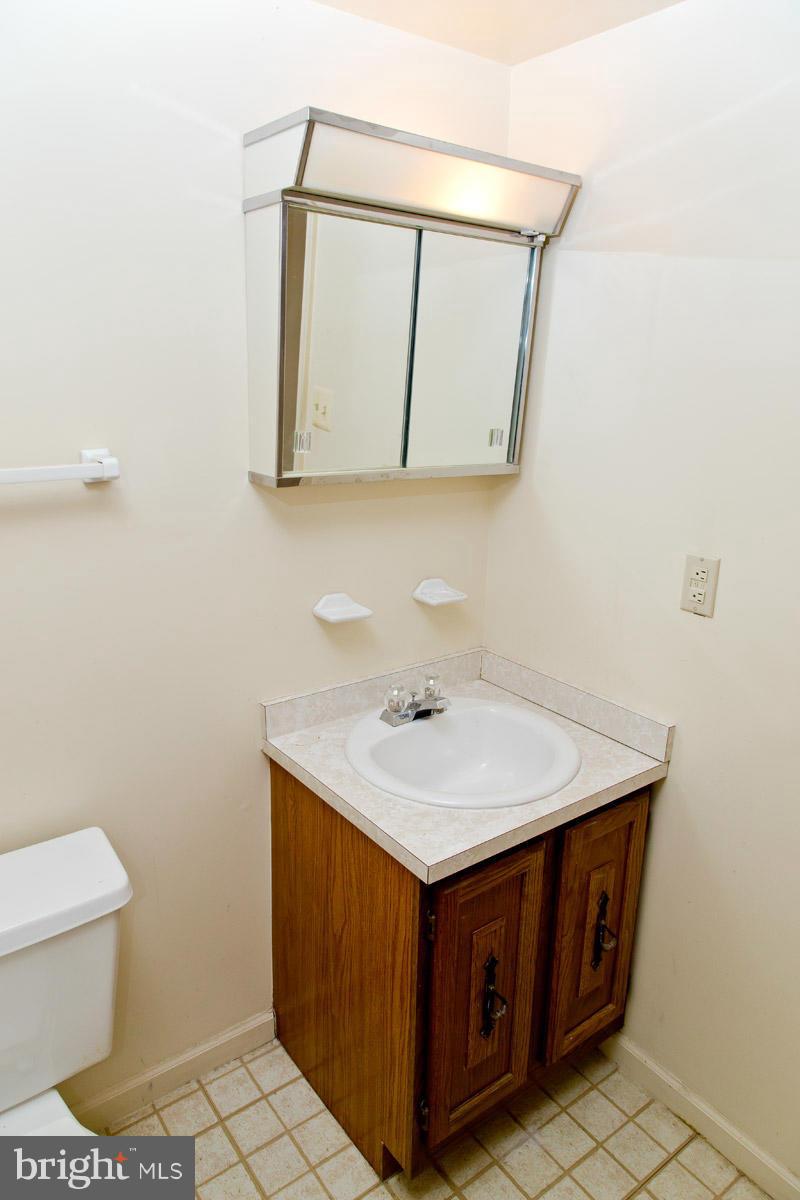 13725 Palm Road Woodbridge, VA 22193 - Photo 7 of 26 Powder Room