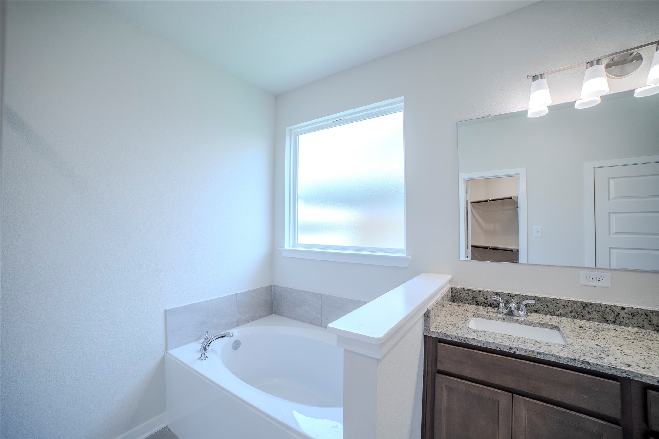 1402 Lk Rdg Drive Brenham, TX 77833 - Photo 29 of 35 a bathroom with a sink and a bathtub
