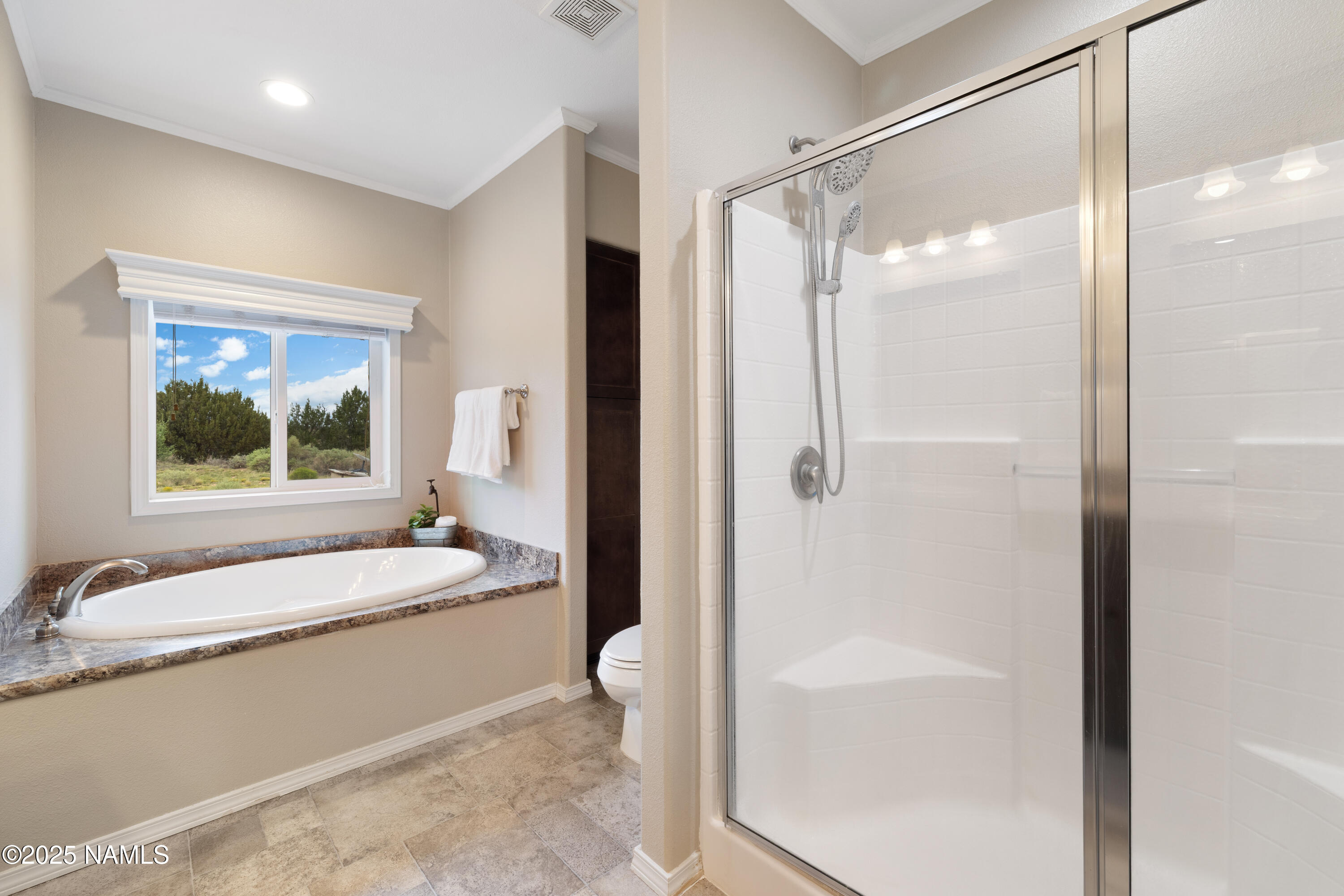 8060 Latigo Road Williams, AZ 86046 - Photo 13 of 39 Primary bathroom with soaking tub
