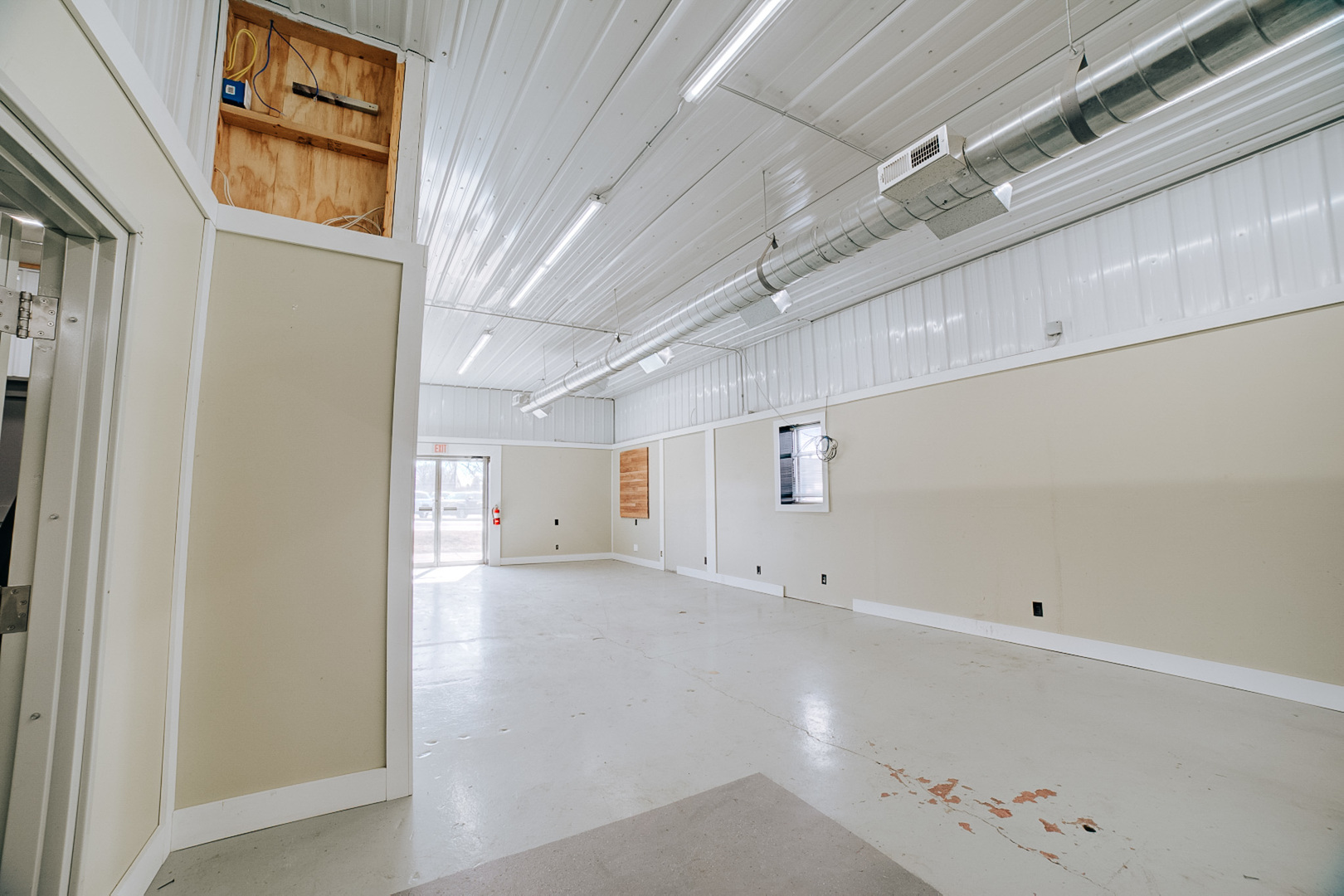 304 West Walnut Street Watseka, IL 60970 - Photo 18 of 28 a view of empty room with windows