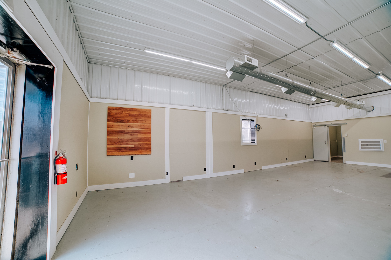 304 West Walnut Street Watseka, IL 60970 - Photo 21 of 28 an empty room with windows