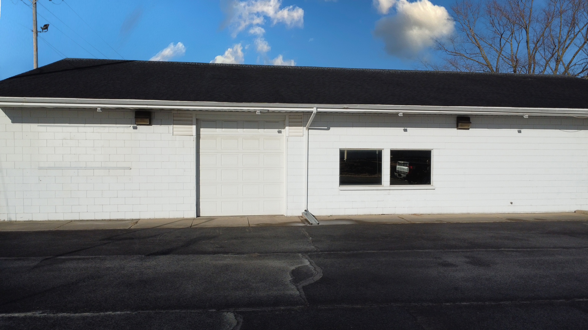 304 West Walnut Street Watseka, IL 60970 - Photo 7 of 28 a view of a living room