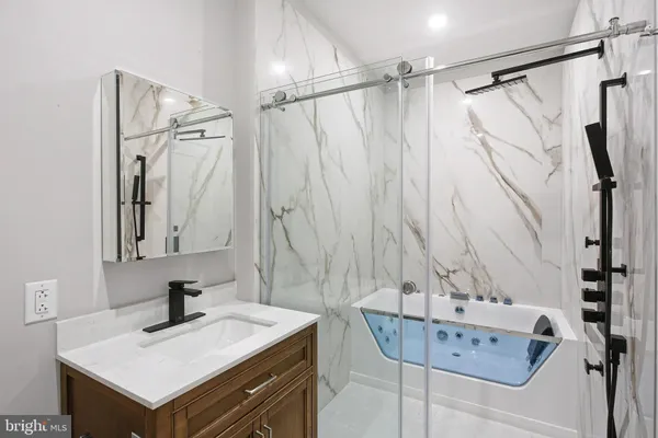 $3,020 | 1000 West Girard Avenue, Unit 350, Philadelphia, PA 19123