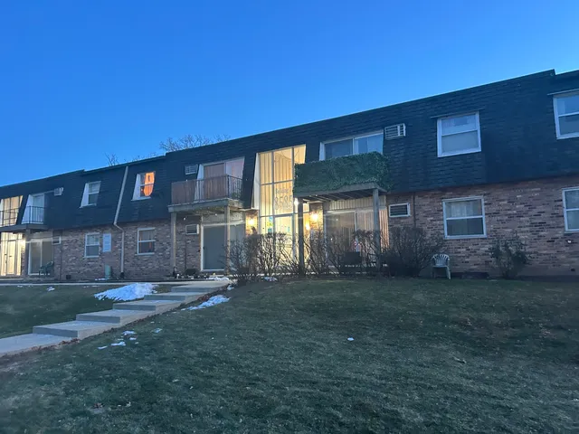 $139,900 | 8585 101st Terrace, Unit 304, Palos Hills, IL 60465