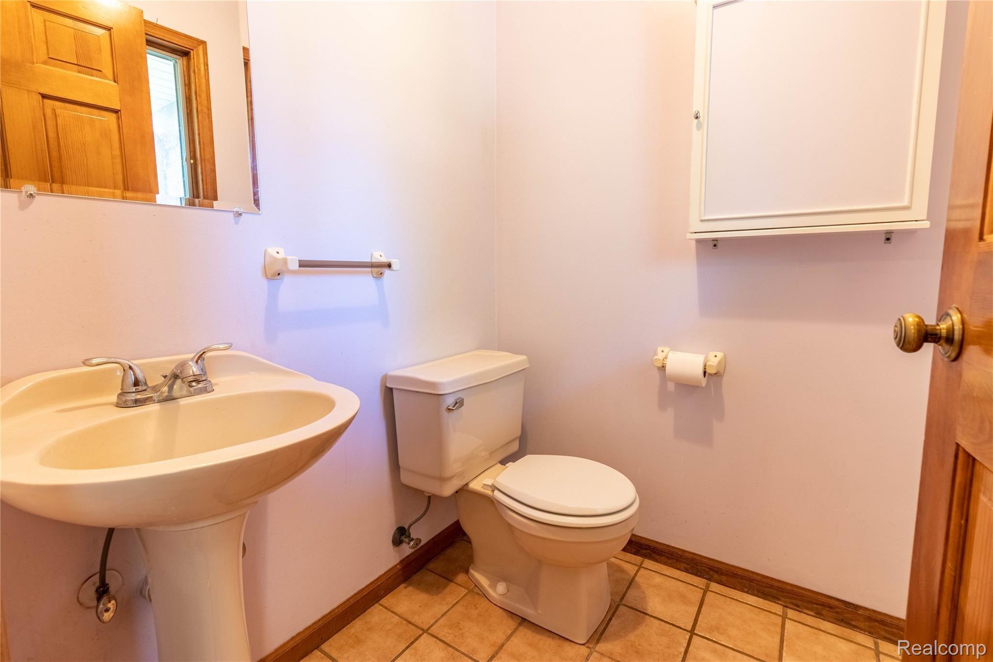 2859 Pleasant Valley Road Brighton, MI 48114 - Photo 30 of 43 36.Bathroom