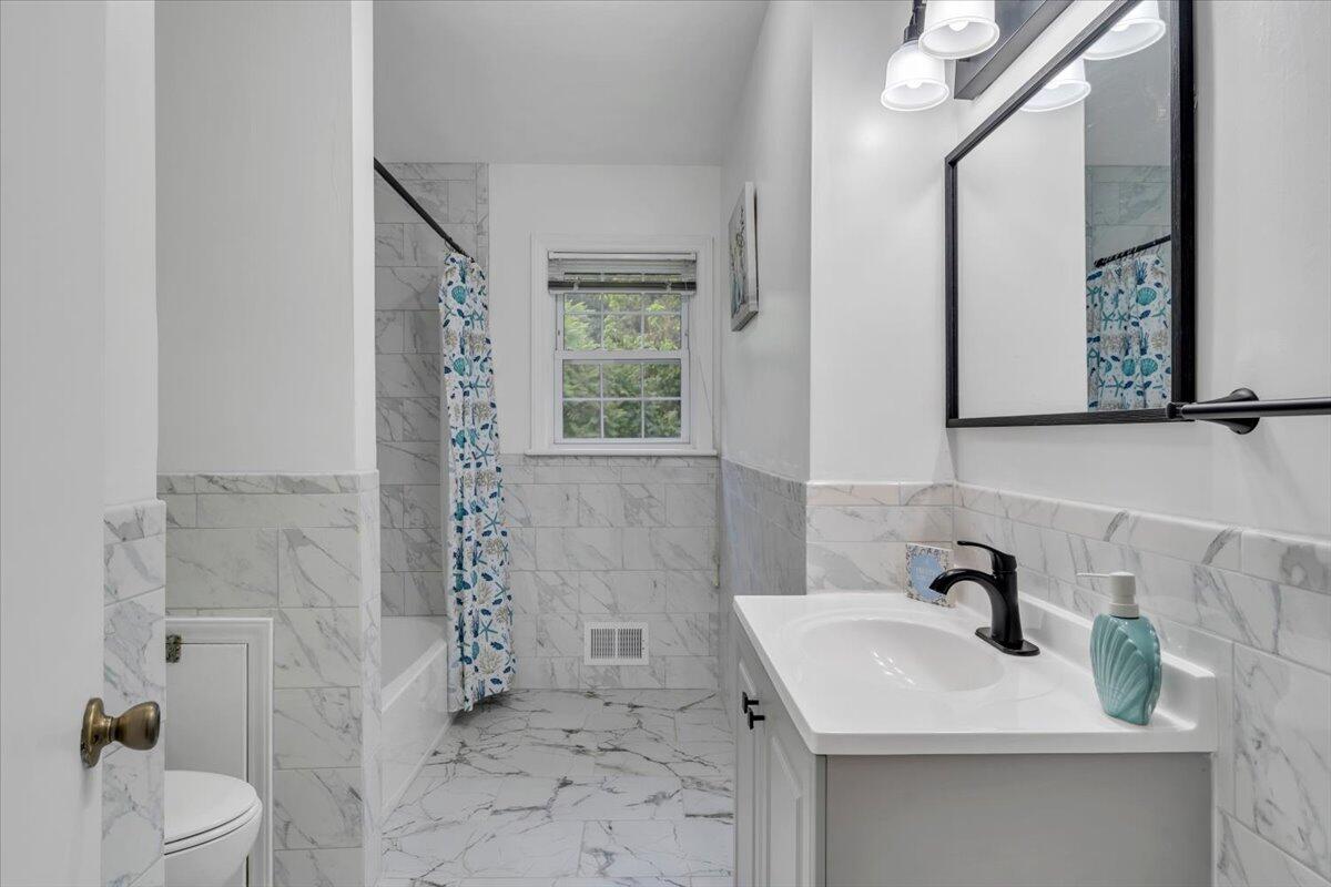 4508 Rosecrest Road Roanoke, VA 24018 - Photo 19 of 39 Upstairs Bathroom