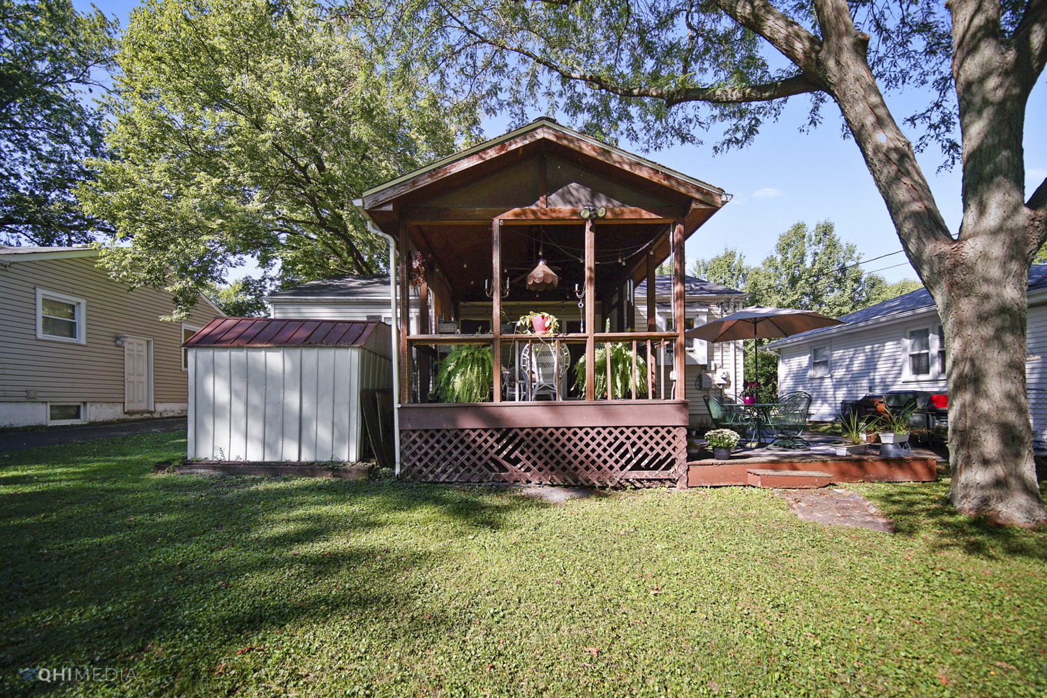 1231 Olive Road Homewood, IL 60430 - Photo 20 of 23 a front view of a house with garden