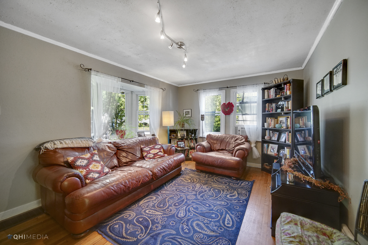 1231 Olive Road Homewood, IL 60430 - Photo 5 of 23 a living room with furniture and a window