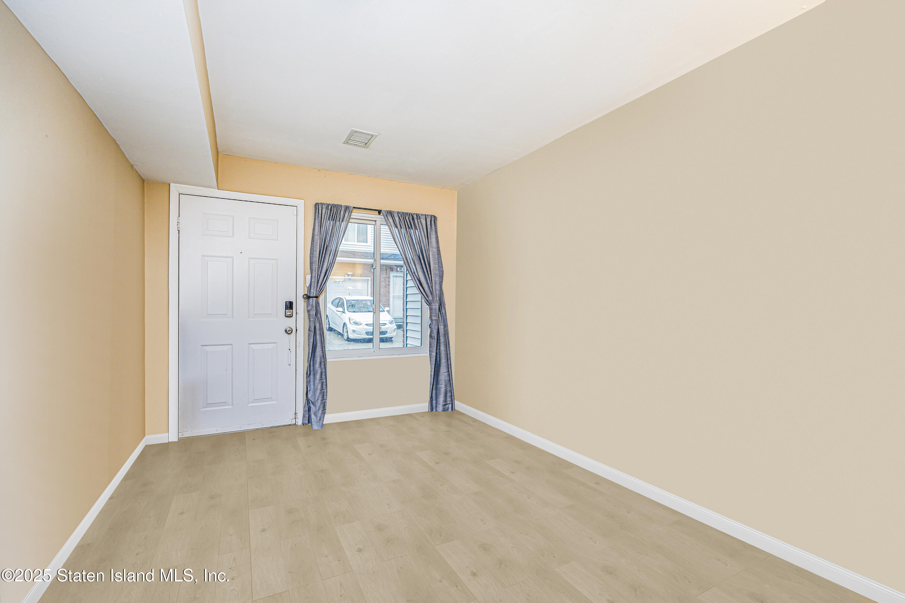 83 Ilyssa Way Staten Island, NY 10312 - Photo 2 of 19 Photo Mar 24 2025, 9 04 25 PM