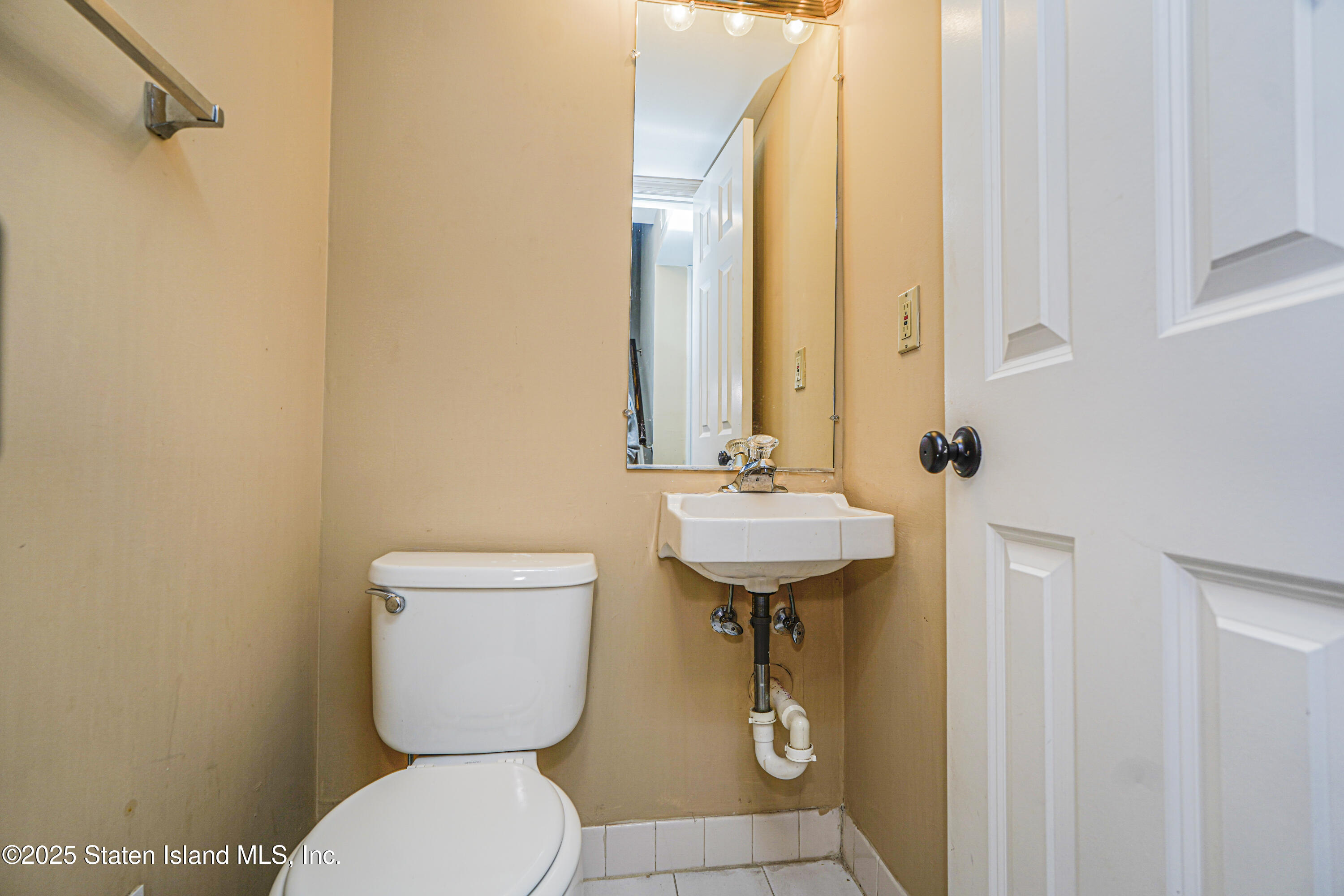 83 Ilyssa Way Staten Island, NY 10312 - Photo 5 of 19 Photo Mar 24 2025, 9 04 48 PM