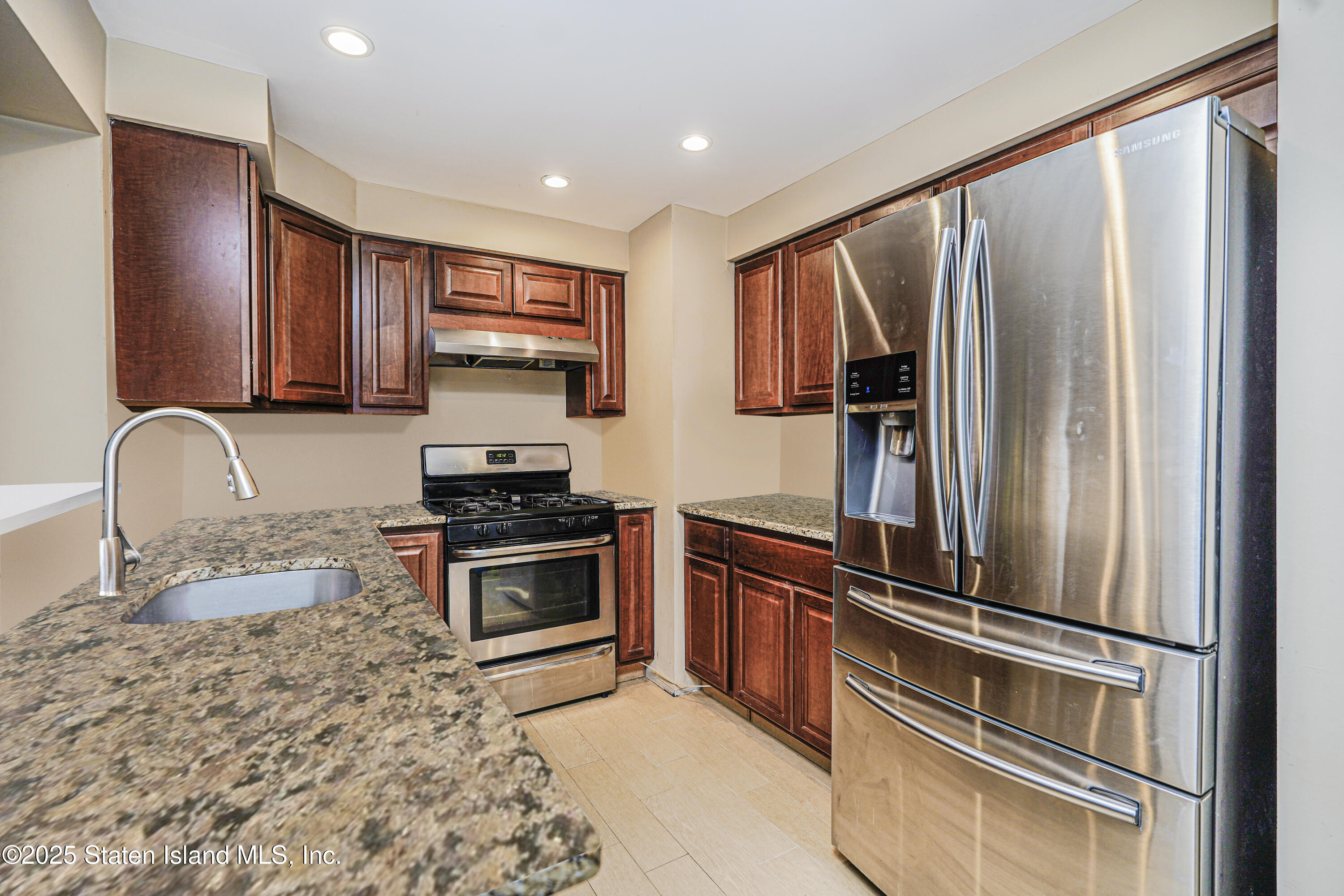 83 Ilyssa Way Staten Island, NY 10312 - Photo 6 of 19 Photo Mar 24 2025, 9 14 16 PM