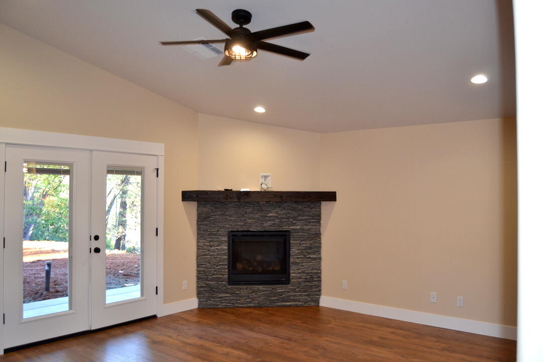 274 Rockinghorse Drive Grants Pass, OR 97527 - Photo 9 of 28 Propane fireplace