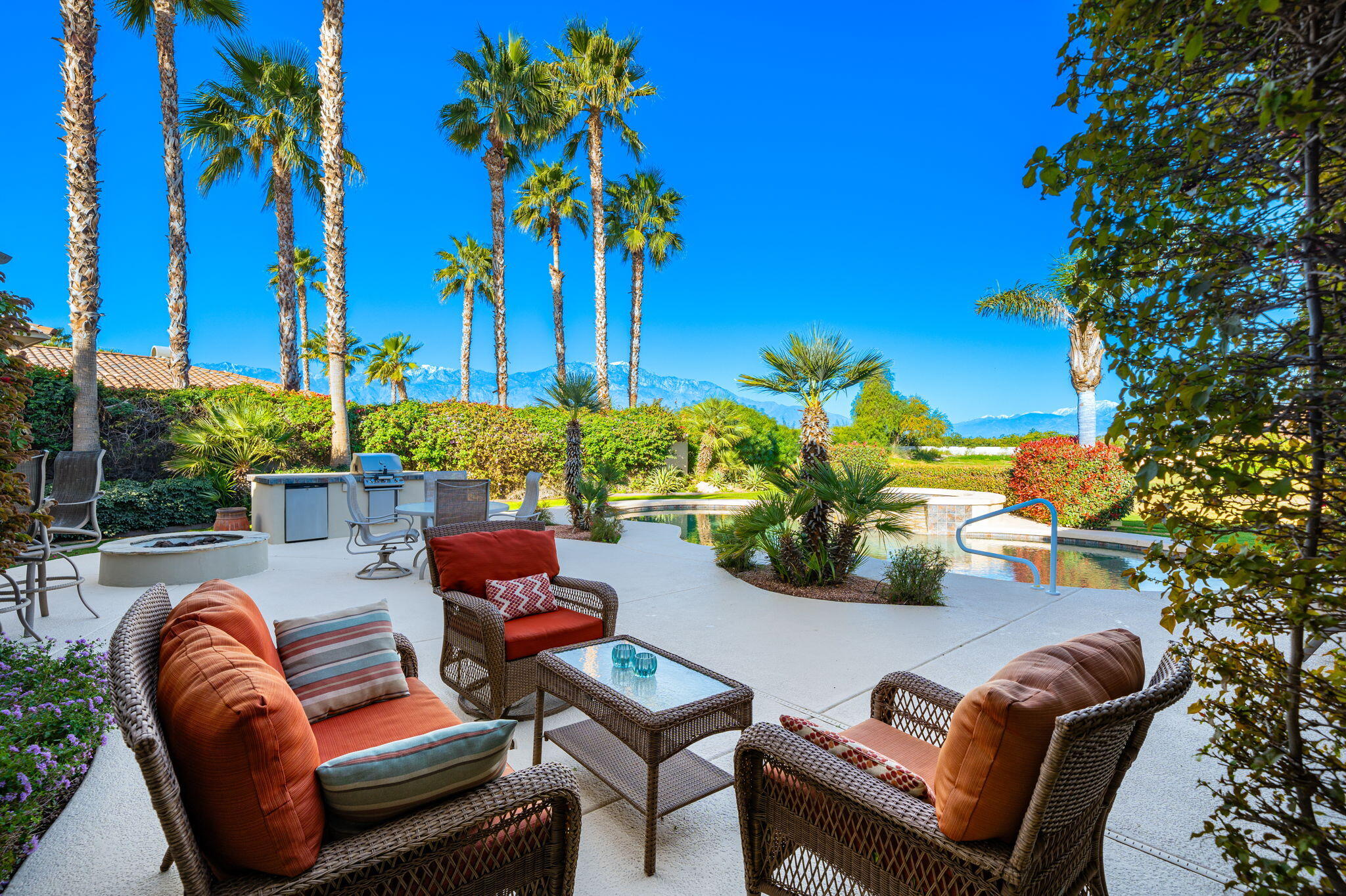 325 Loch Lomond Road Rancho Mirage, CA 92270 - Photo 4 of 49 a view of a chairs and table in patio