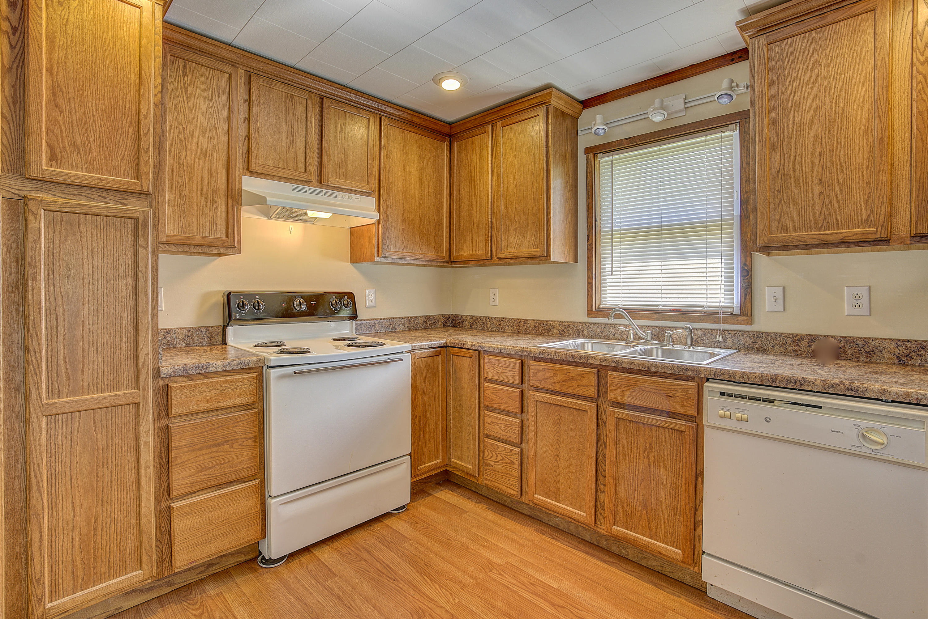 110 Estep Hollow Road Elizabethton, TN 37643 - Photo 24 of 32 Kitchen