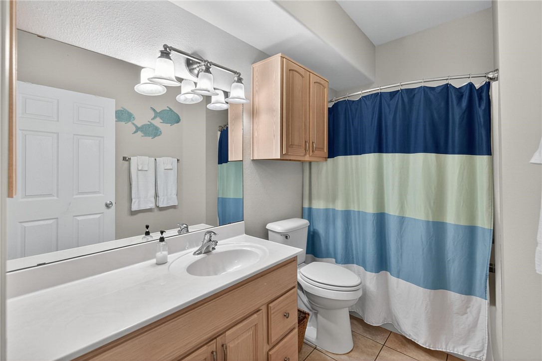 14427 Compass Street, Unit B12 Corpus Christi, TX 78418 - Photo 17 of 40 Hall bathroom