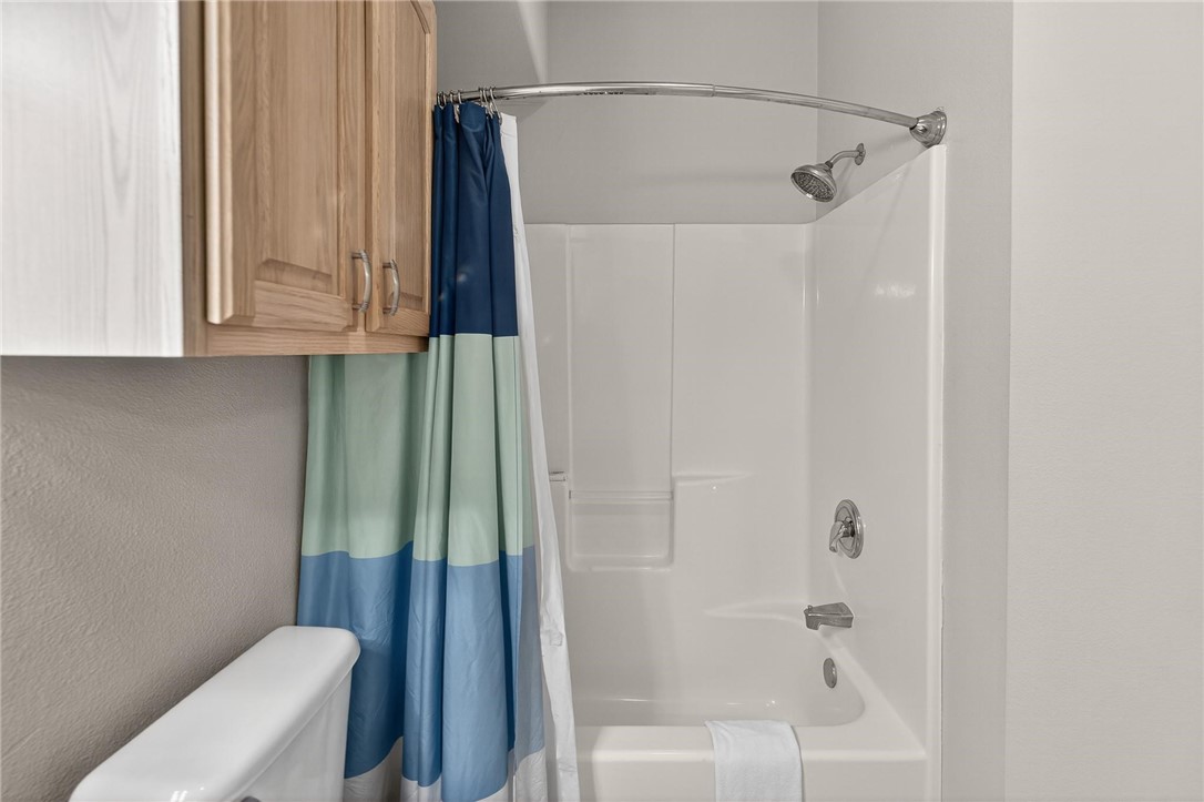 14427 Compass Street, Unit B12 Corpus Christi, TX 78418 - Photo 18 of 40 Hall bathroom