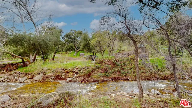a picture of a bench in front of building