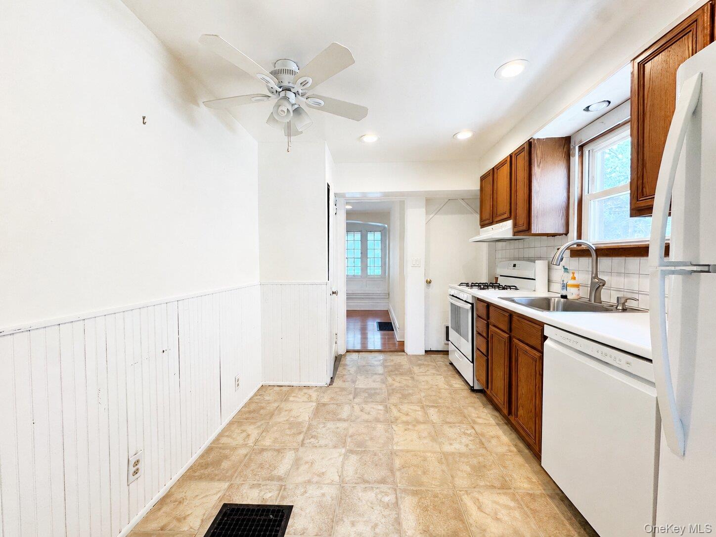 113 Rhodes Street New Rochelle, NY 10801 - Photo 8 of 32