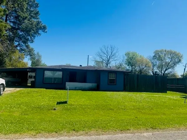 a view of a back yard
