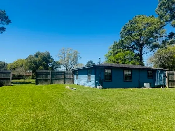a view of back yard of the house
