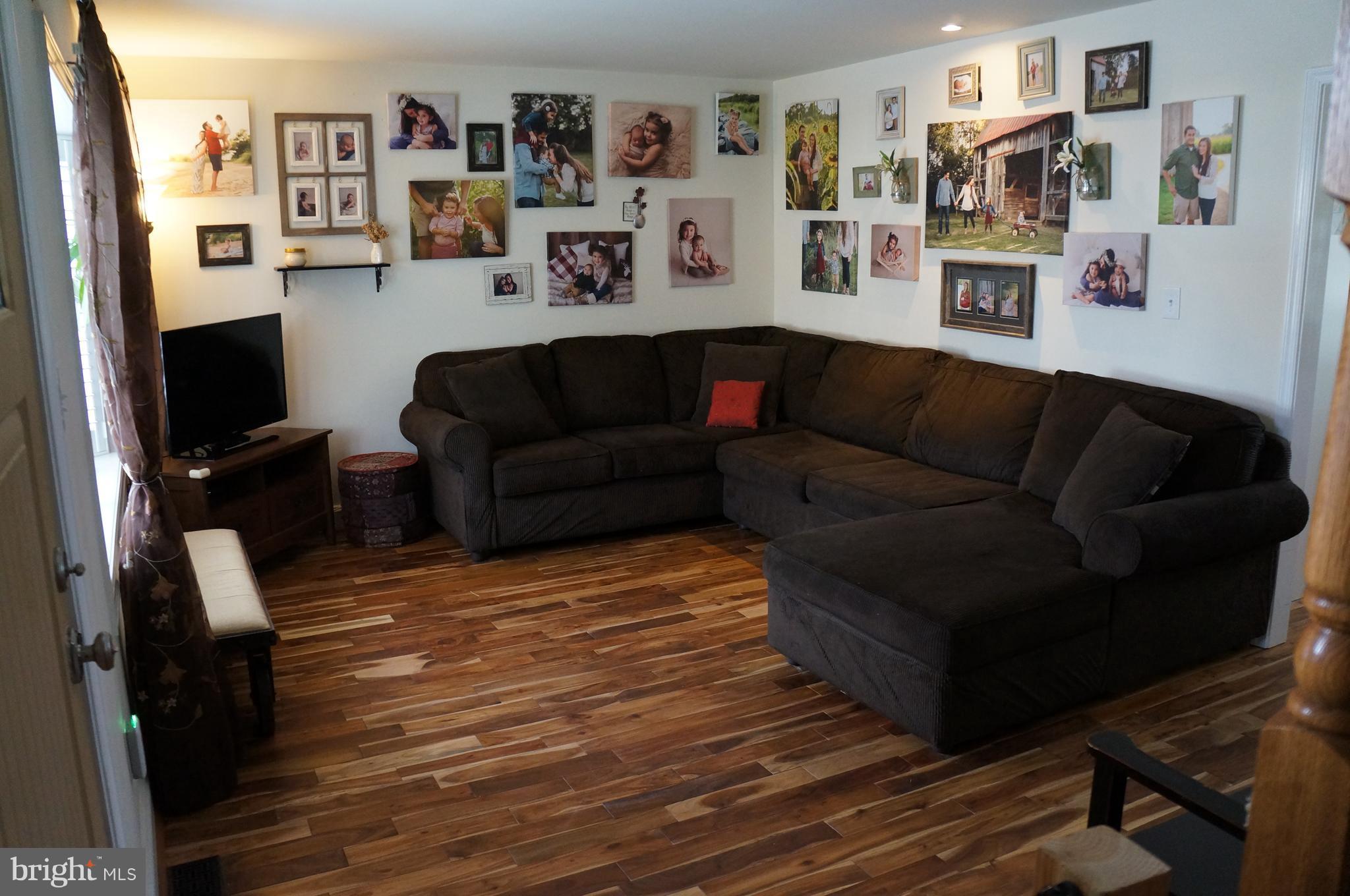465 Broadwater Road Arnold, MD 21012 - Photo 3 of 27 Living Room