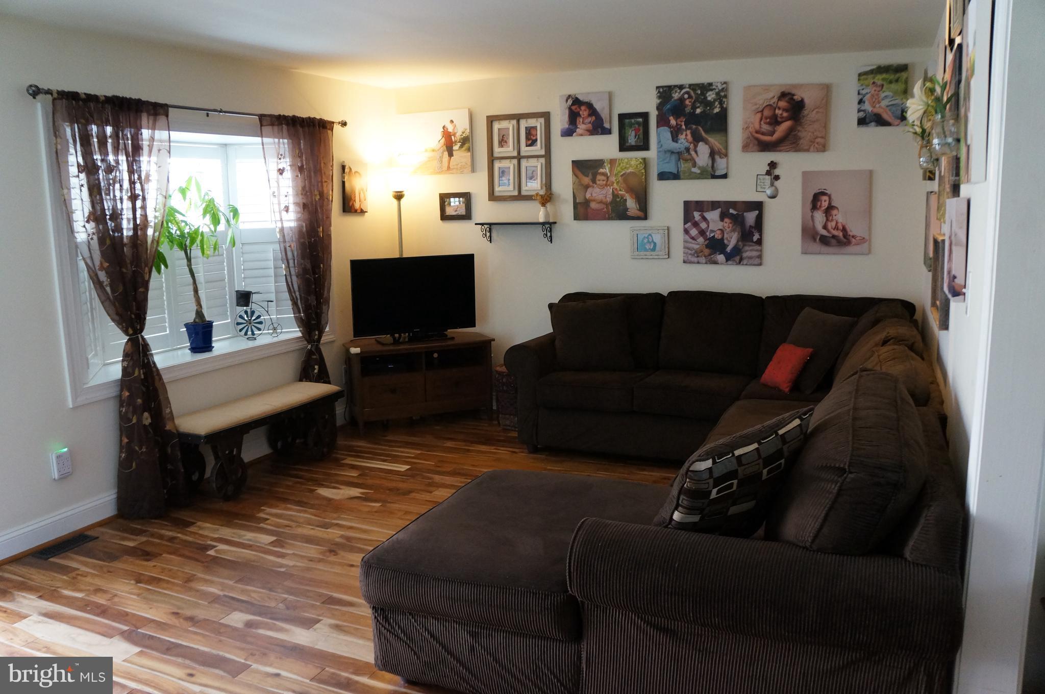 465 Broadwater Road Arnold, MD 21012 - Photo 4 of 27 Living Room