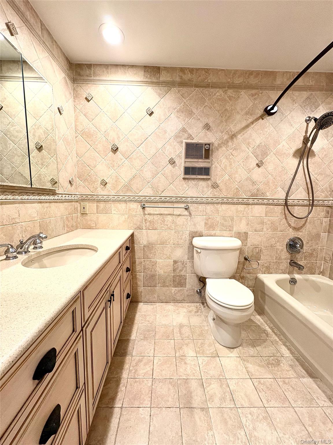 253 Dune Road, Unit 49 Westhampton Beach, NY 11978 - Photo 6 of 20 Primary Bathroom