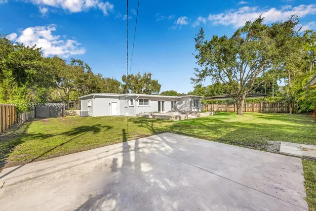a view of house with a big yard