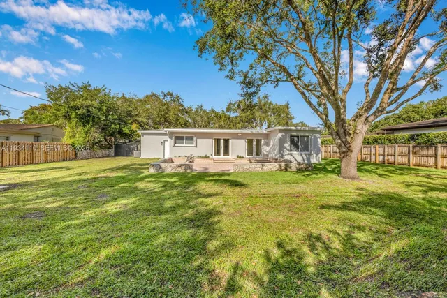 a picture of a bench in a picture