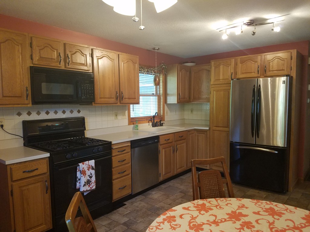 27 Marmon Street Springfield, MA 01129 - Photo 6 of 22 Gallery Image 6