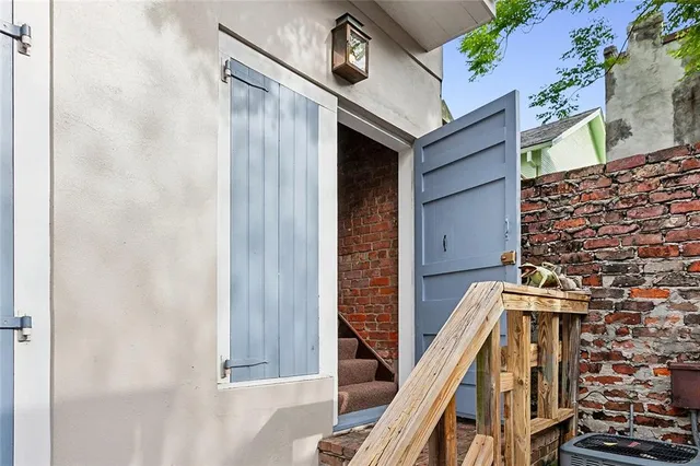 $1,600 | 622 Dauphine Street, Unit UPPR, New Orleans, LA 70112