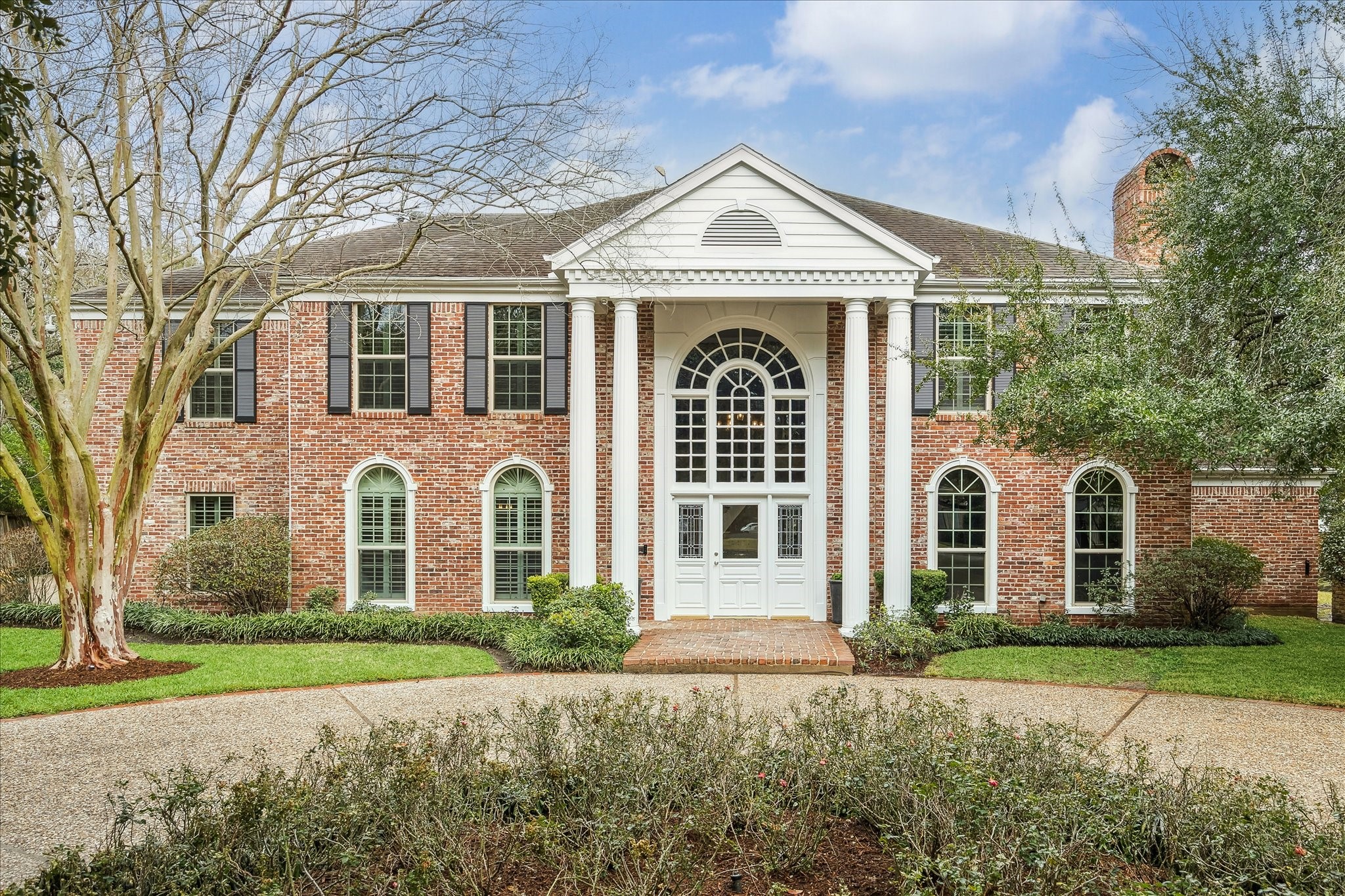 5 Lochtyne Circle Houston, TX 77024 - Photo 1 of 43 front view of a house with a yard
