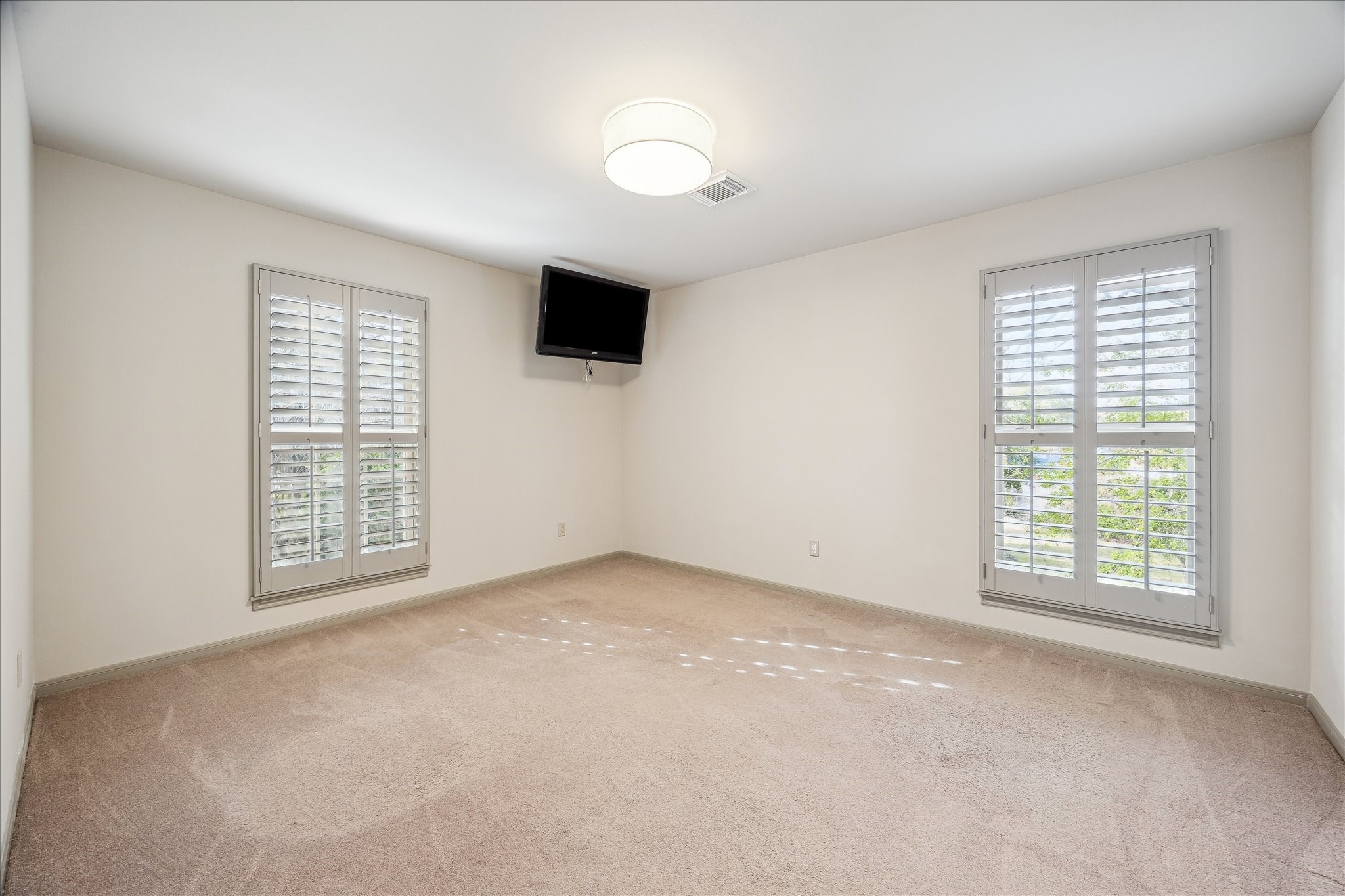 5 Lochtyne Circle Houston, TX 77024 - Photo 35 of 43 an empty room with windows and television