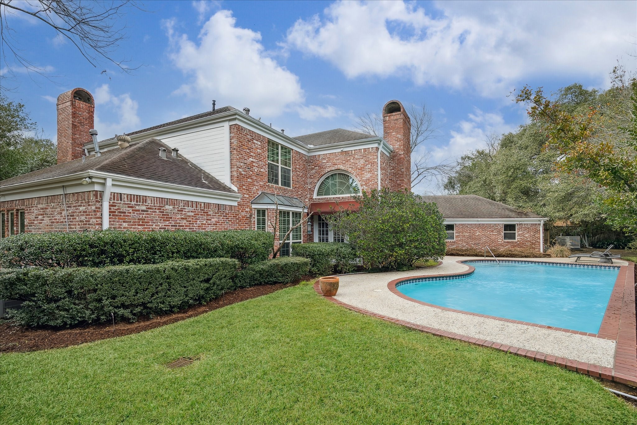 5 Lochtyne Circle Houston, TX 77024 - Photo 37 of 43 a front view of a house with garden