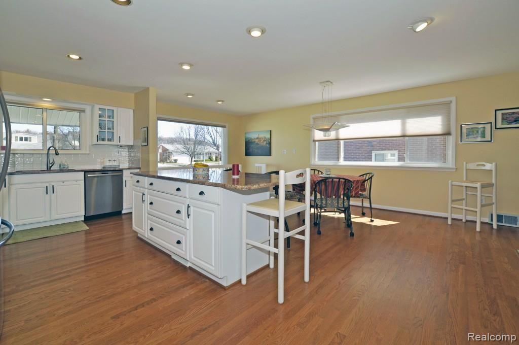 557 Robert John Street Grosse Pointe, MI 48236 - Photo 3 of 41 3.jpg
