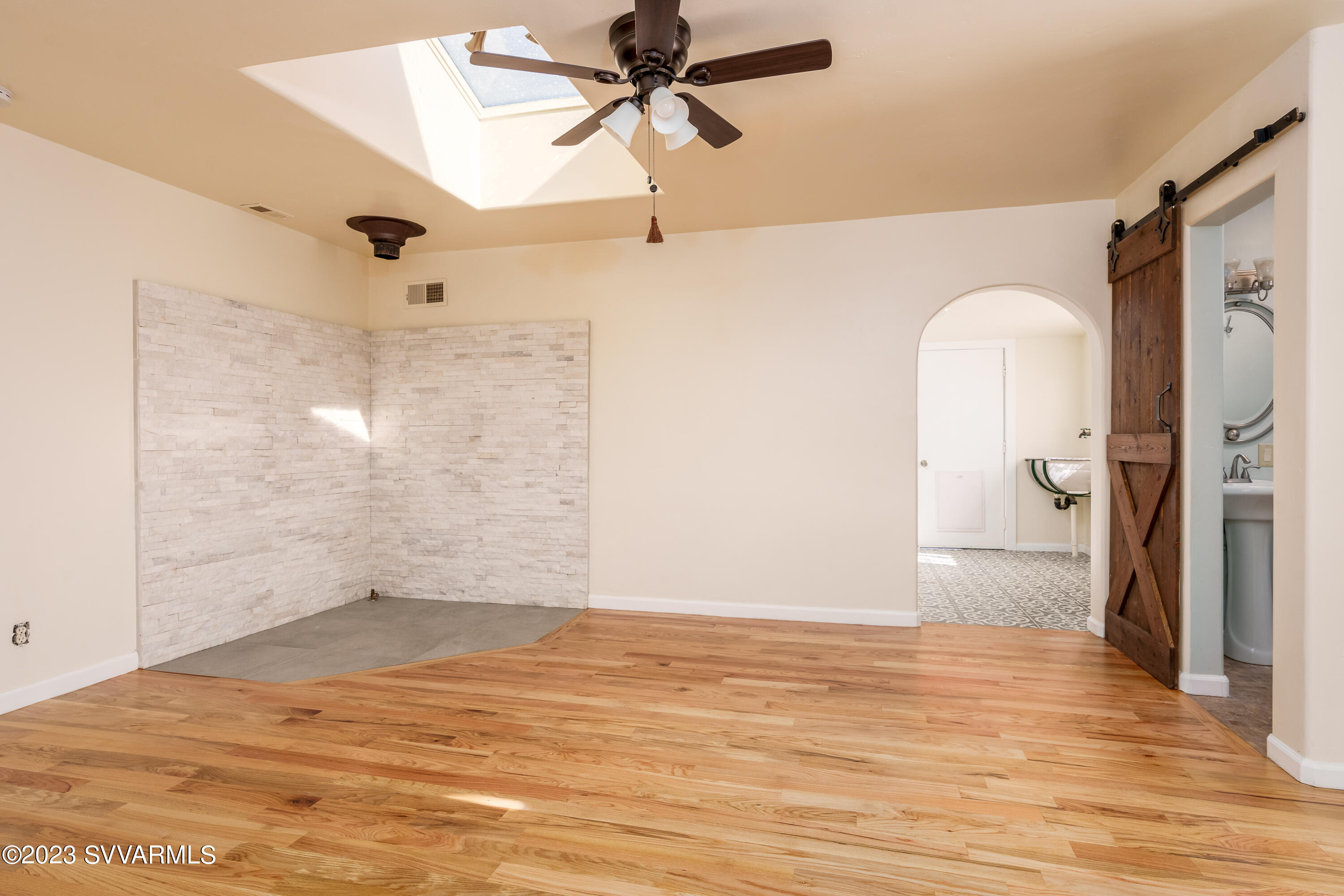 6034 Bice Road Rimrock, AZ 86335 - Photo 19 of 47 a view of a room with wooden floor and a ceiling fan