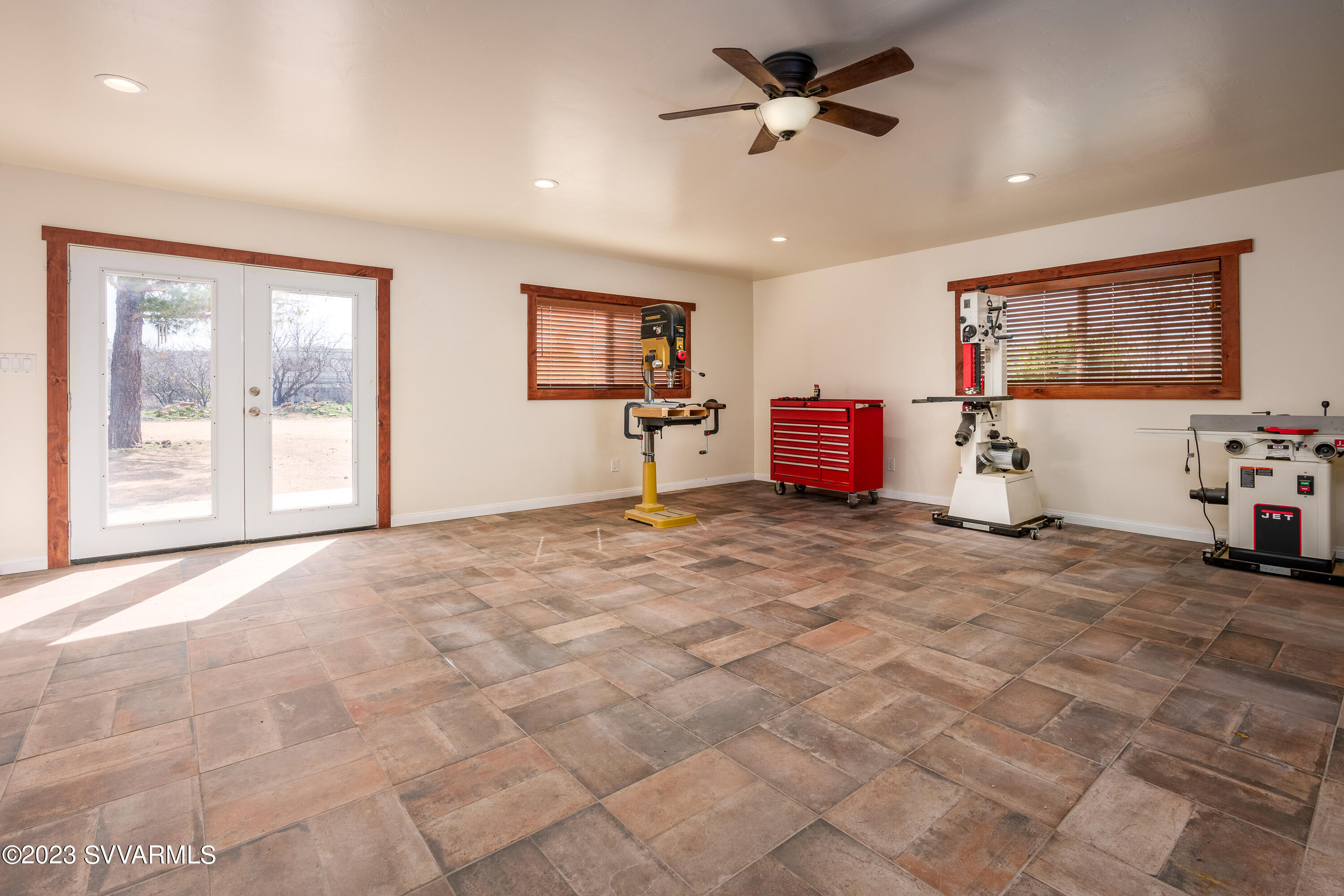6034 Bice Road Rimrock, AZ 86335 - Photo 40 of 47 a very nice looking room with a large window
